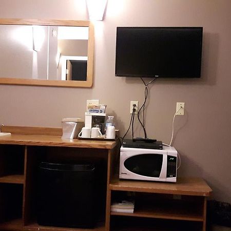 Canway Inn & Suites Dauphin Esterno foto